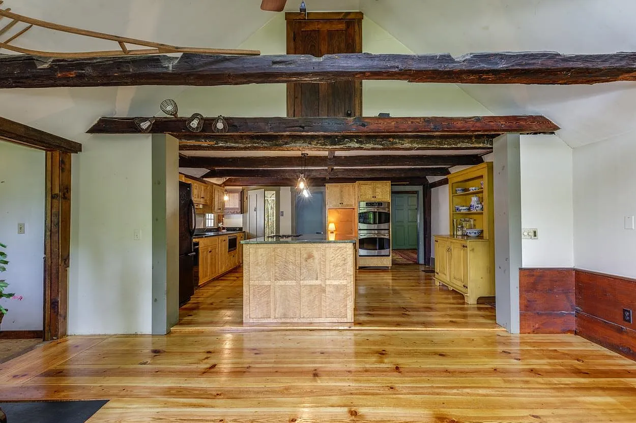 2 Raymond Road, Deerfield, NH 03037-14
