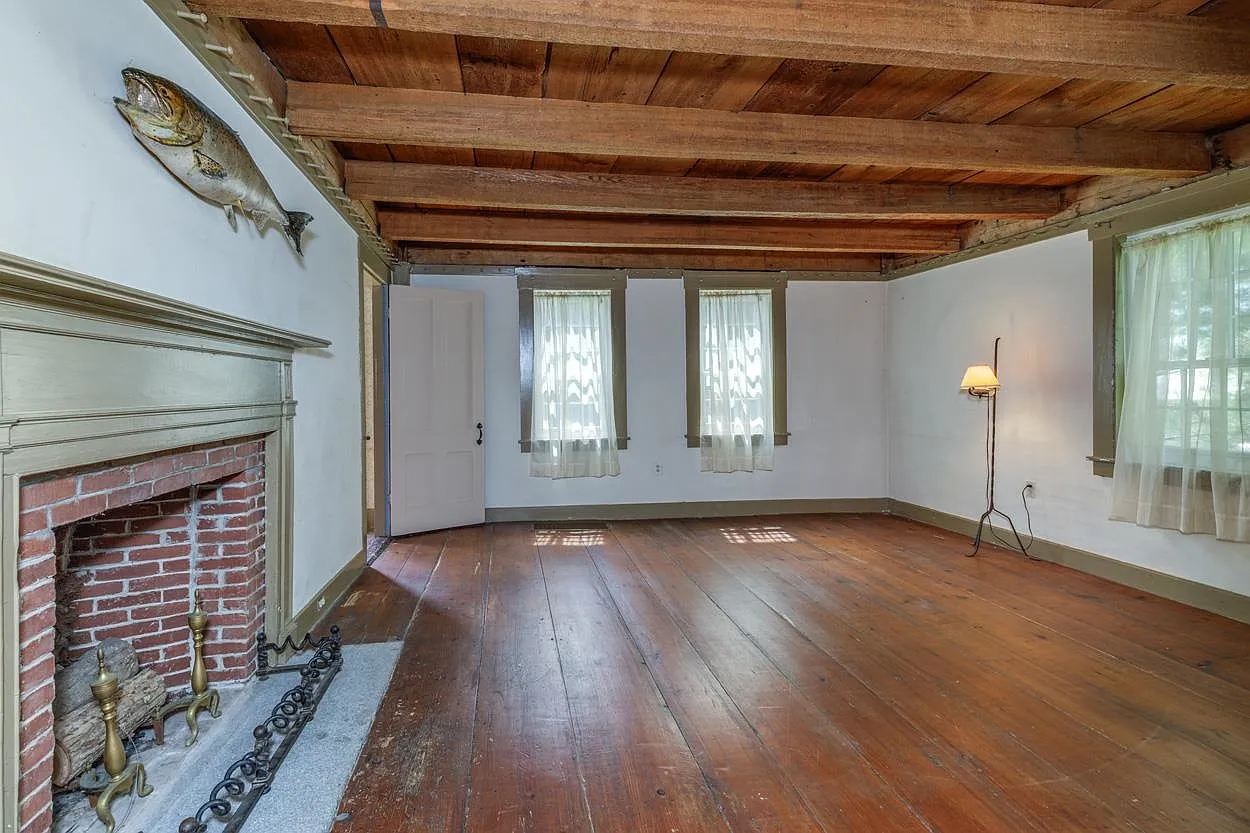 2 Raymond Road, Deerfield, NH 03037-18