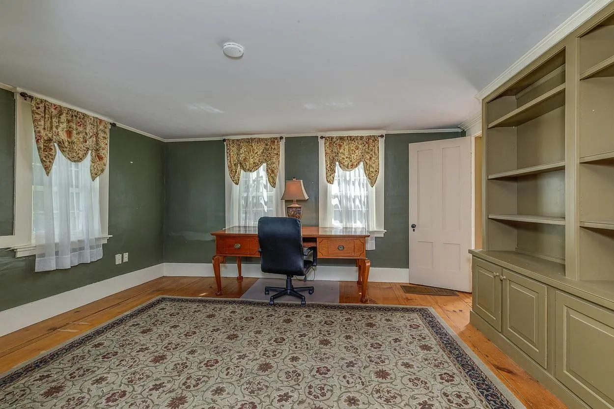 2 Raymond Road, Deerfield, NH 03037-19