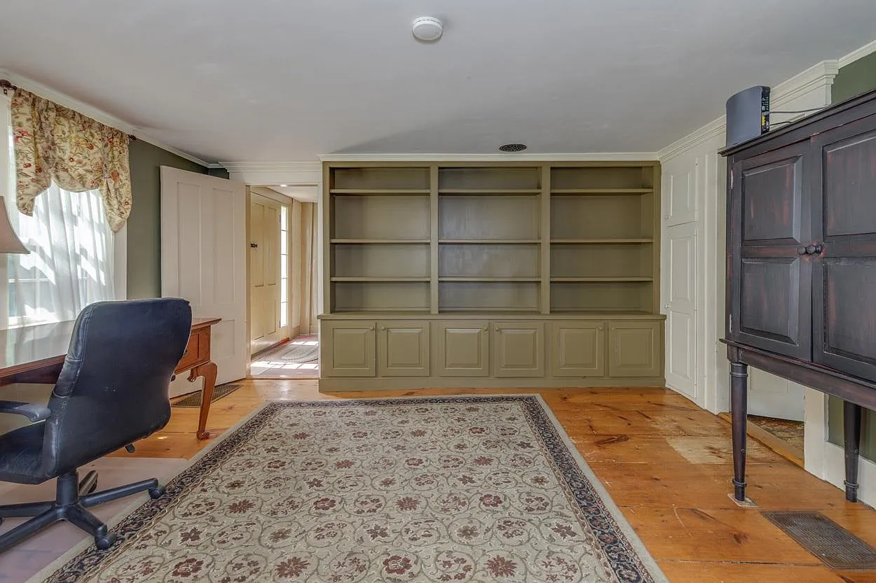 2 Raymond Road, Deerfield, NH 03037-20