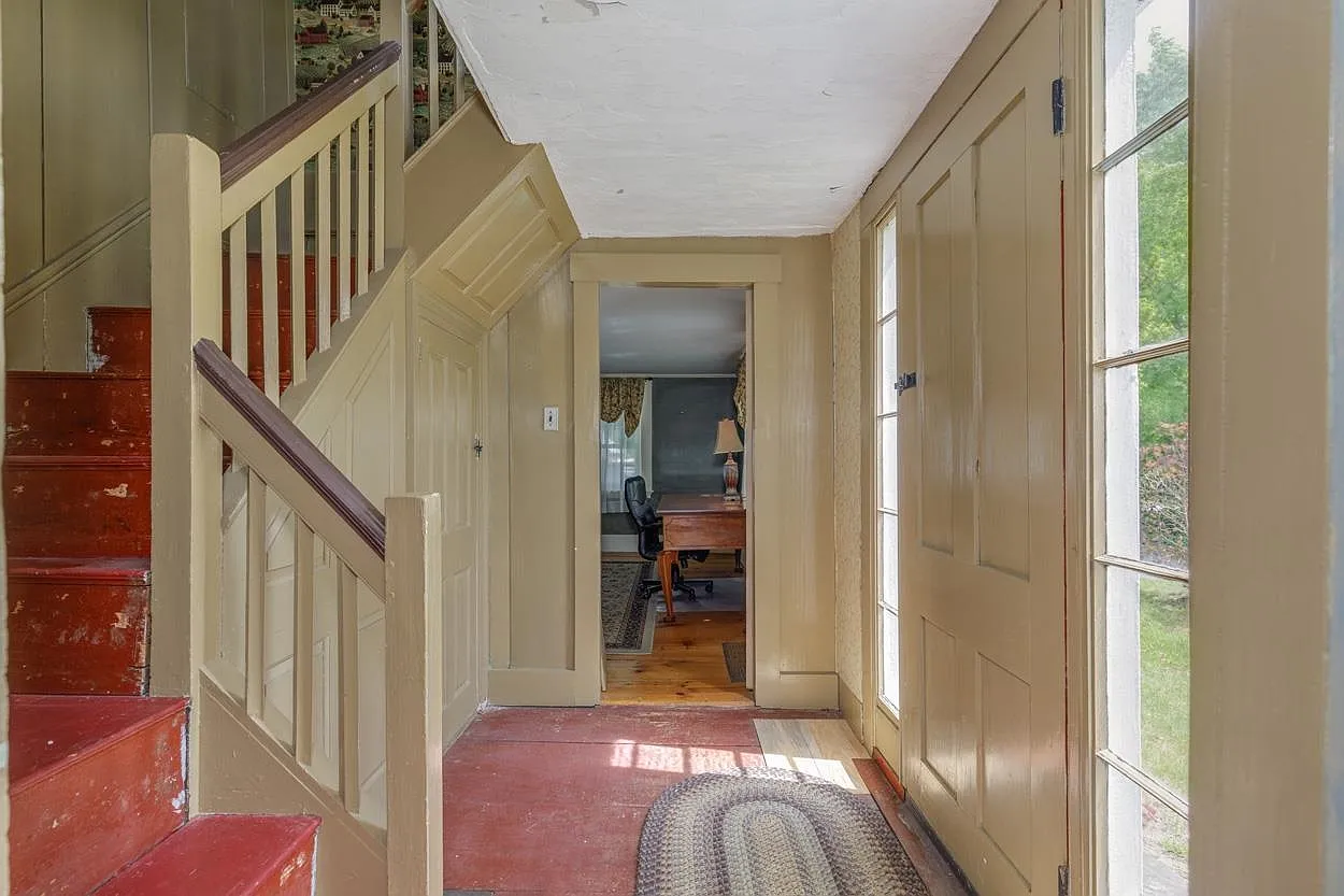 2 Raymond Road, Deerfield, NH 03037-22