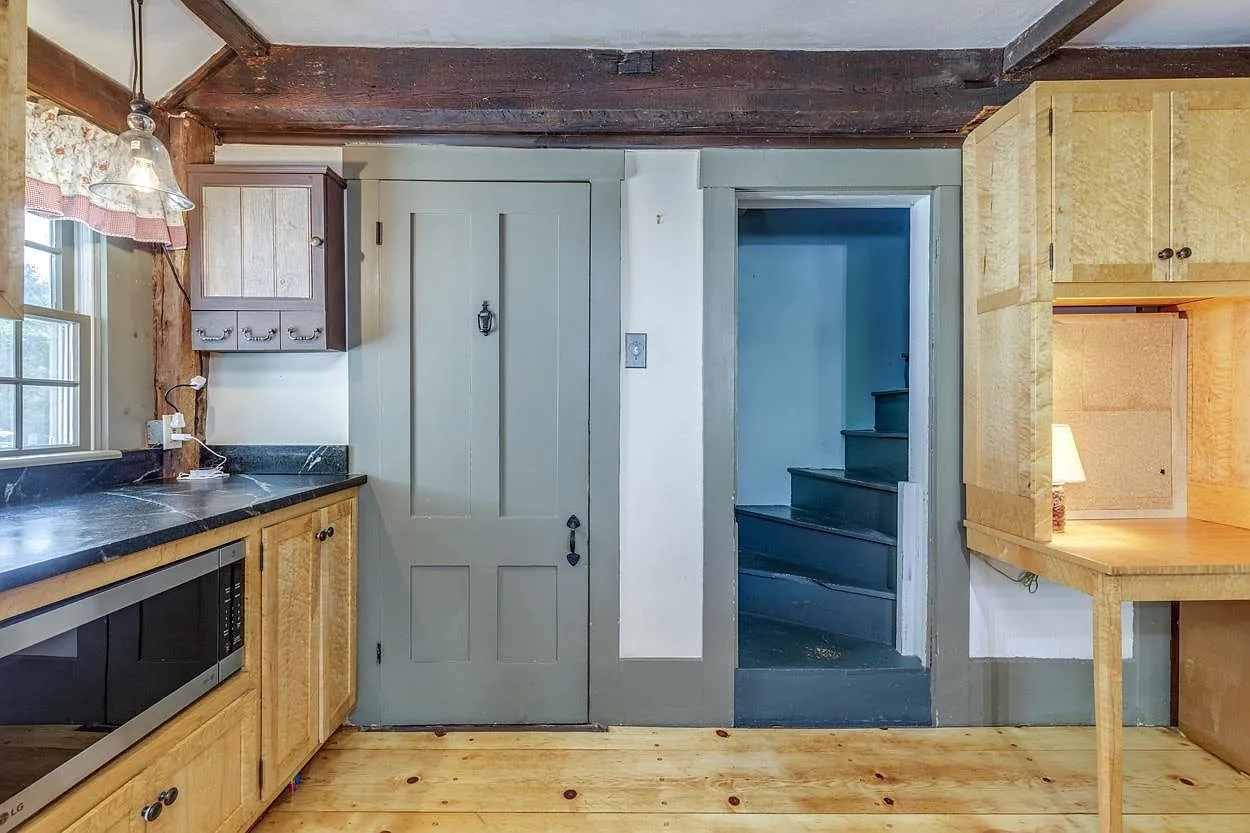2 Raymond Road, Deerfield, NH 03037-24