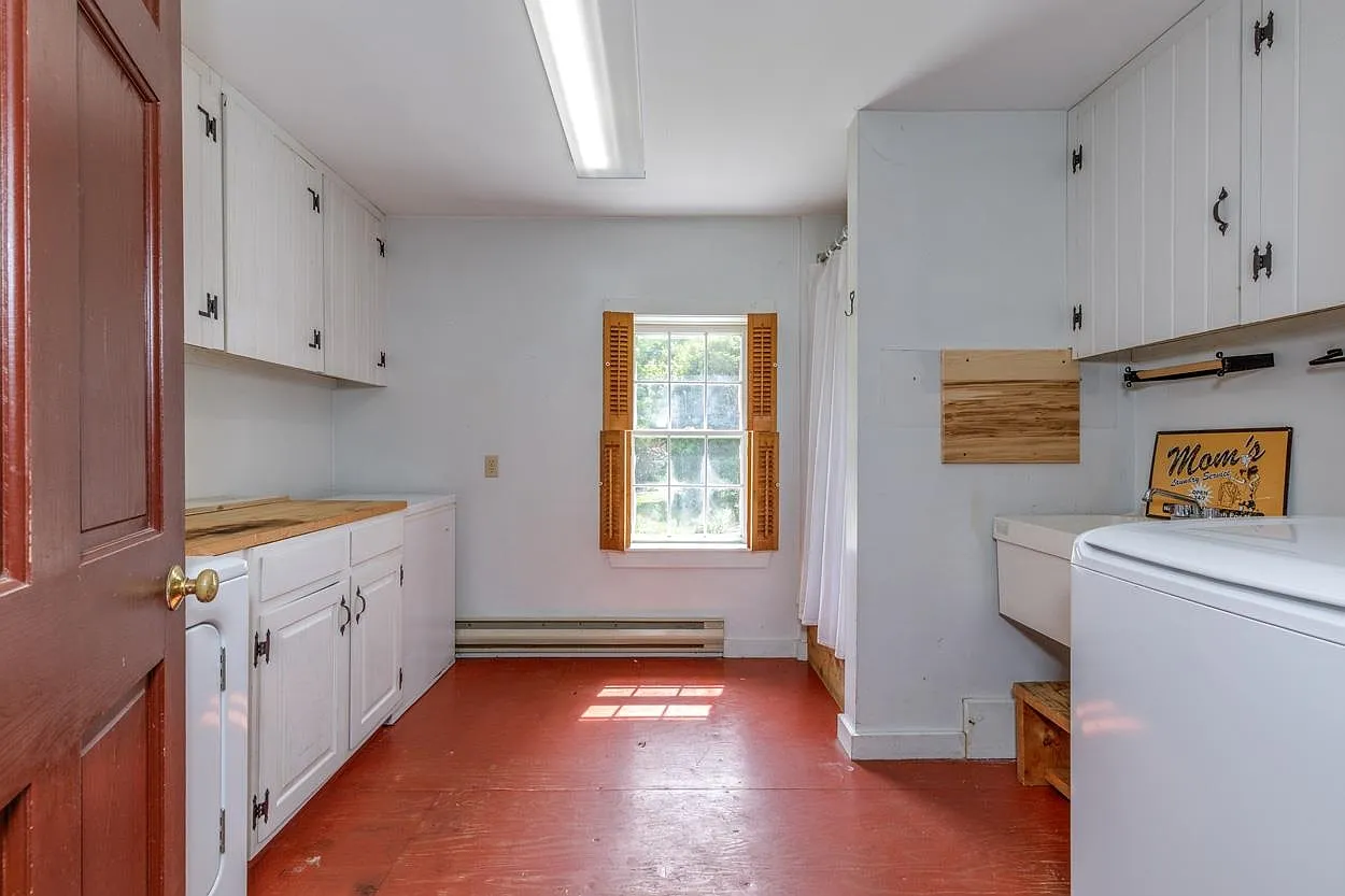 2 Raymond Road, Deerfield, NH 03037-26
