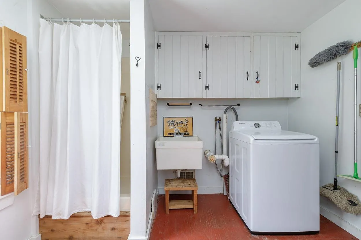 2 Raymond Road, Deerfield, NH 03037-27