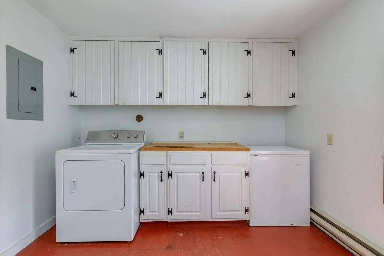 2 Raymond Road, Deerfield, NH 03037-28