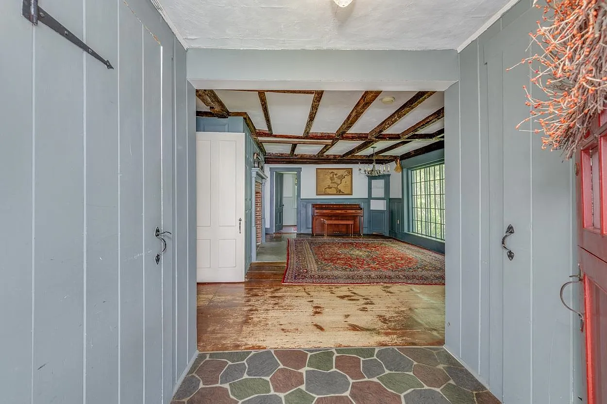 2 Raymond Road, Deerfield, NH 03037-3