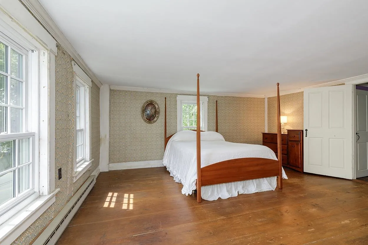 2 Raymond Road, Deerfield, NH 03037-33