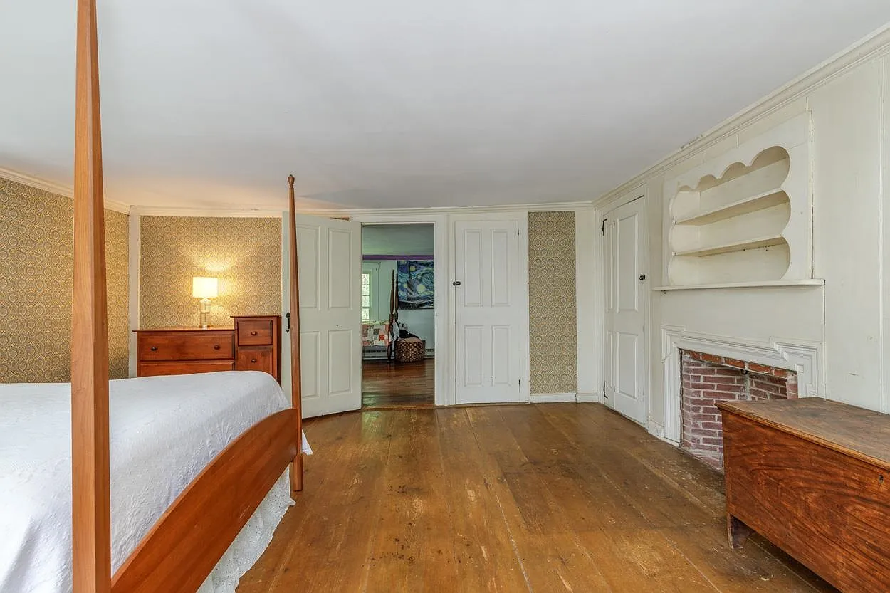 2 Raymond Road, Deerfield, NH 03037-34