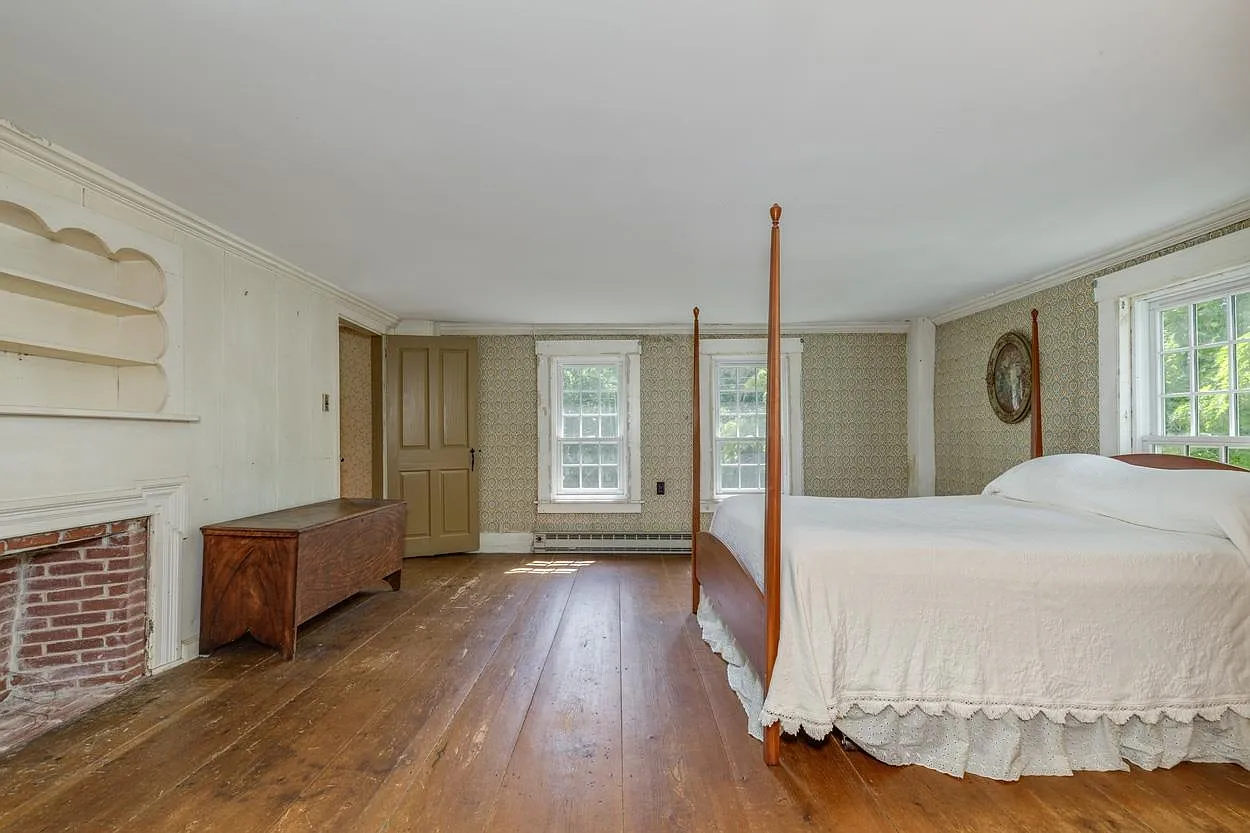 2 Raymond Road, Deerfield, NH 03037-35