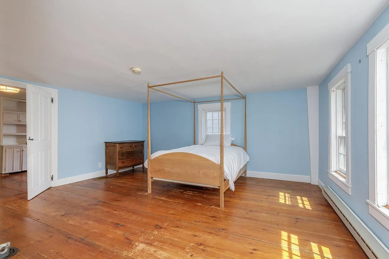 2 Raymond Road, Deerfield, NH 03037-38