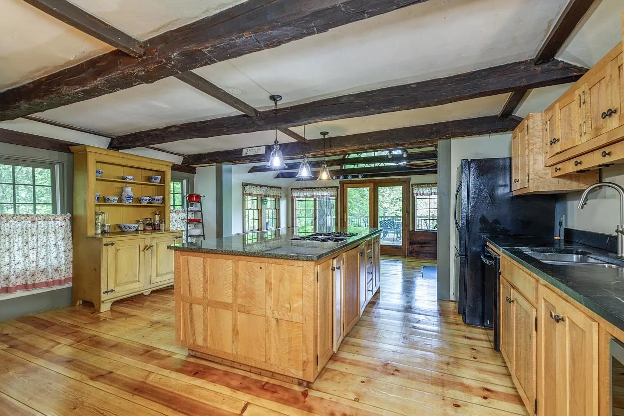 2 Raymond Road, Deerfield, NH 03037-7