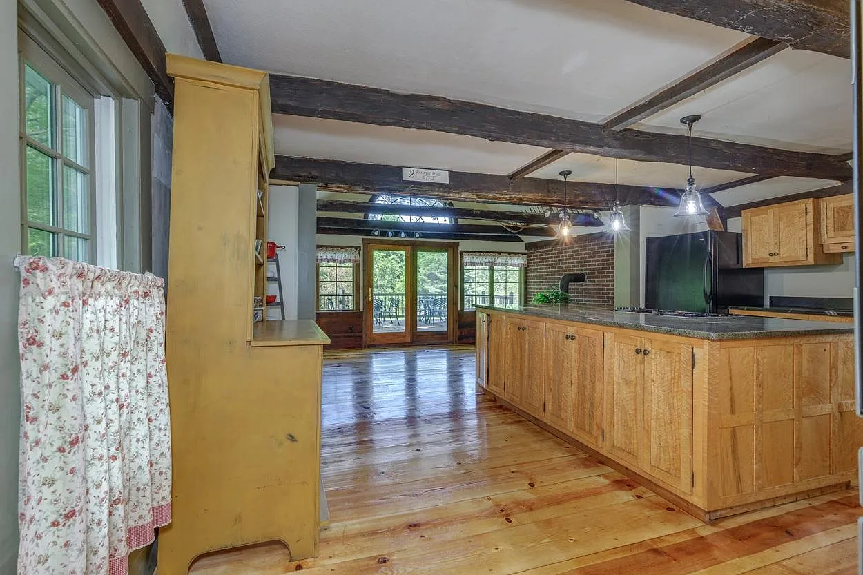 2 Raymond Road, Deerfield, NH 03037-8