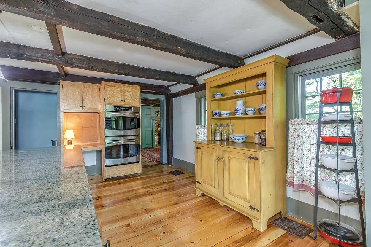 2 Raymond Road, Deerfield, NH 03037-9
