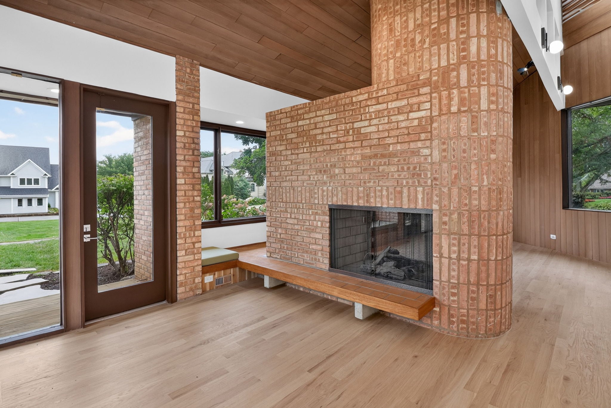 16-web-or-mls-42 Royal Vale-23