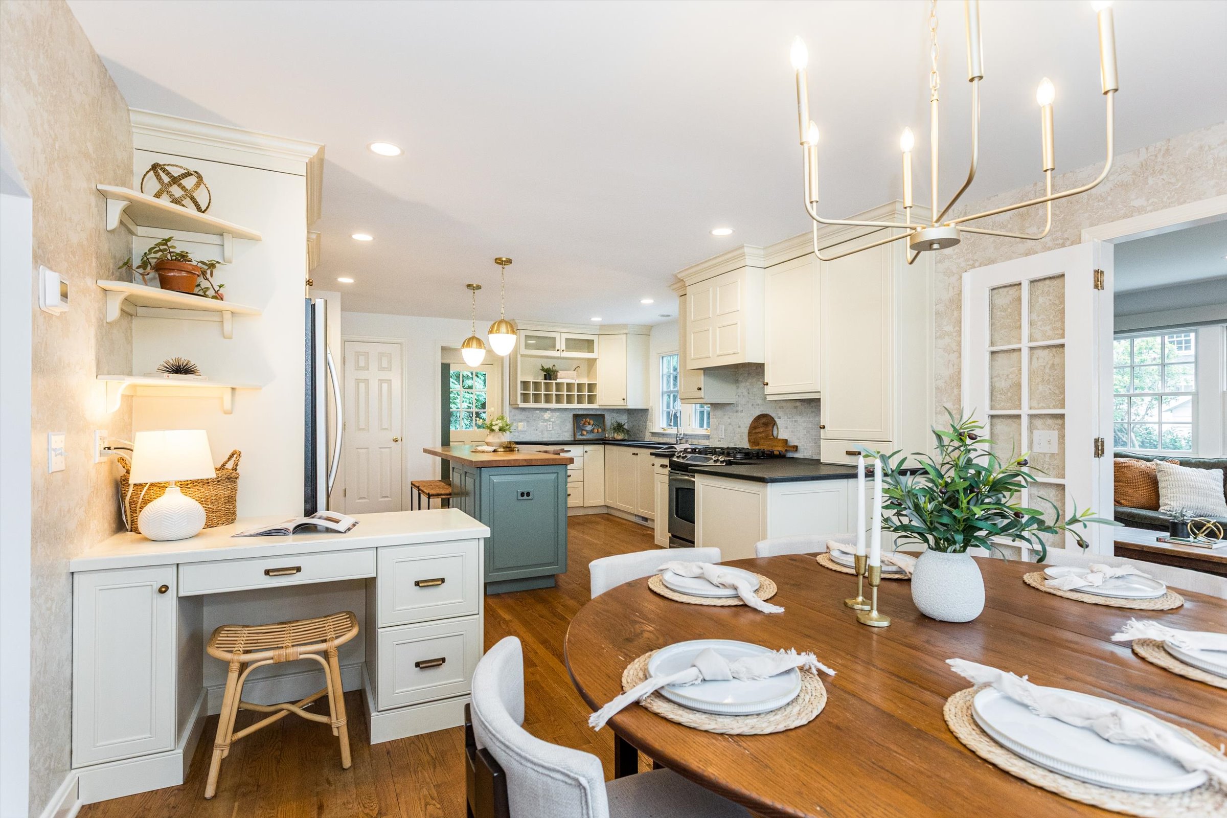 18-Dining to Kitchen