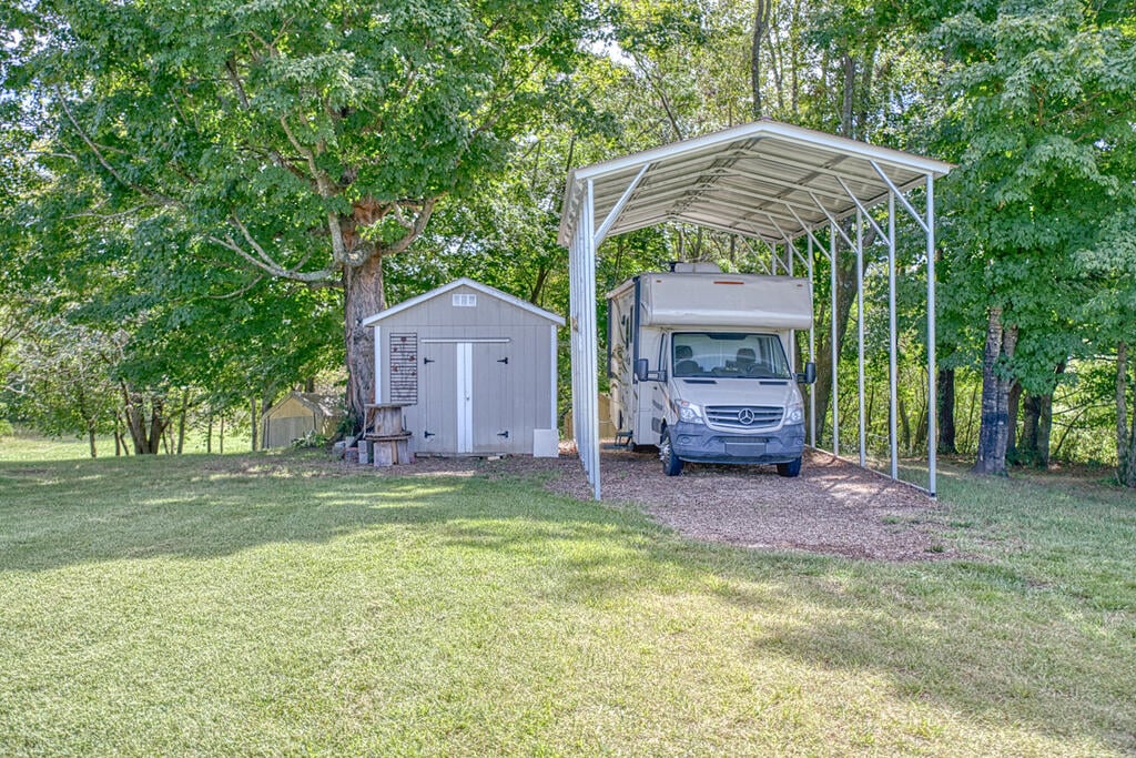 Country Home in Sparta TN main level bath