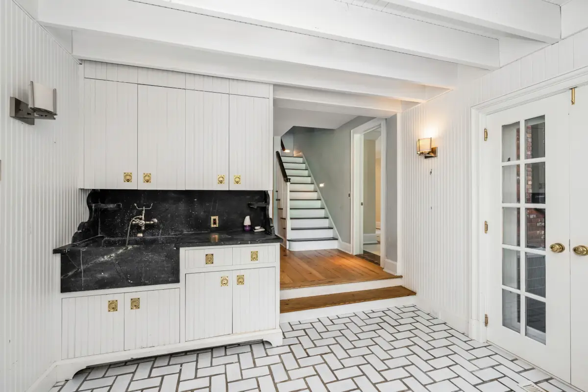 21 Point Road Norwalk, CT 06854-15